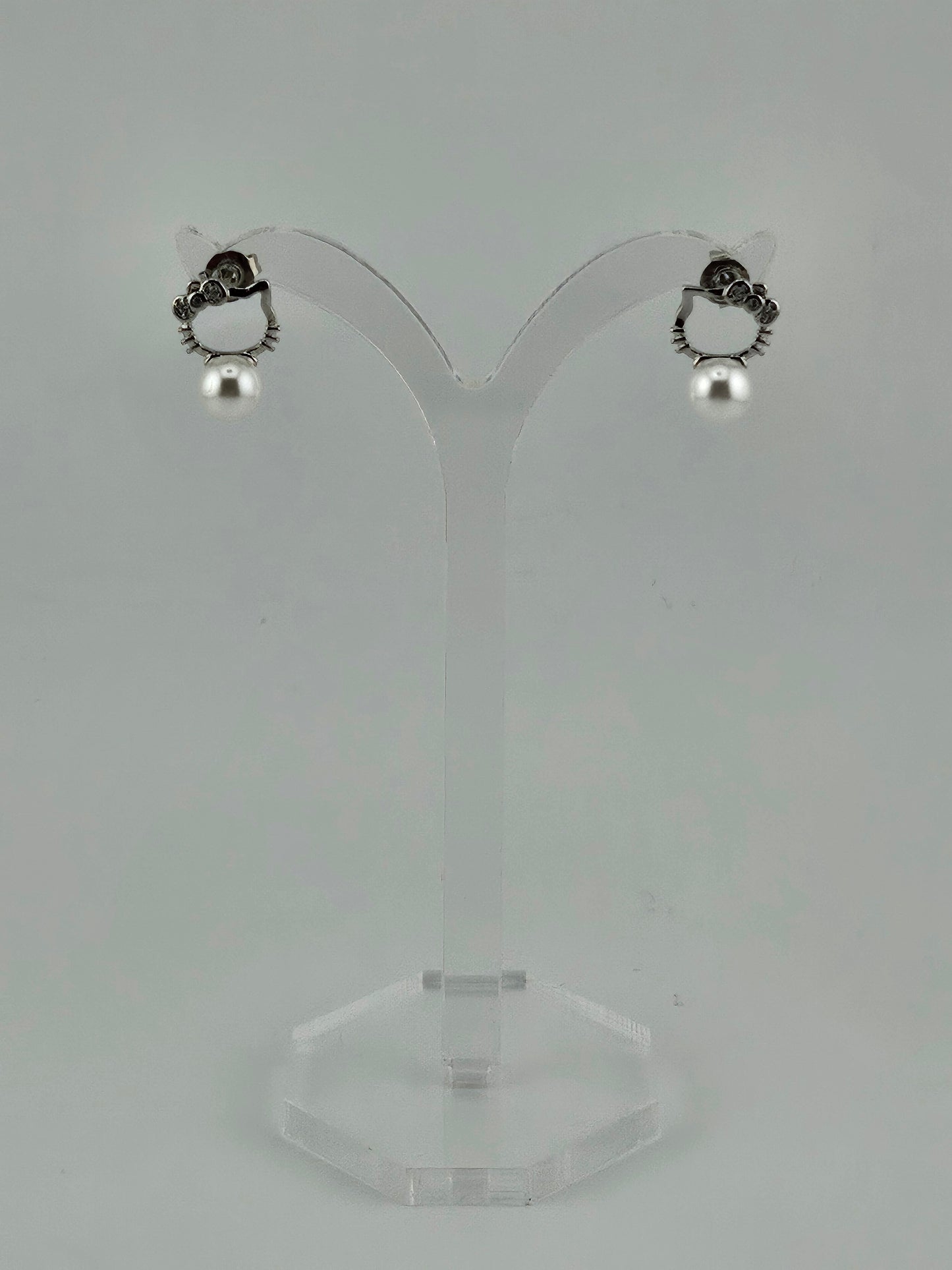 Hello Kitty pearl drop stud earring